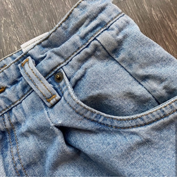 Vintage High rise light wash denim jeans. - Picture 7 of 17